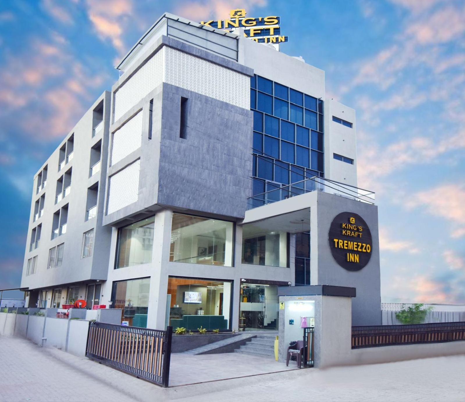 Kings Kraft Tremezzo Inn, Сомнатх Экстерьер фото