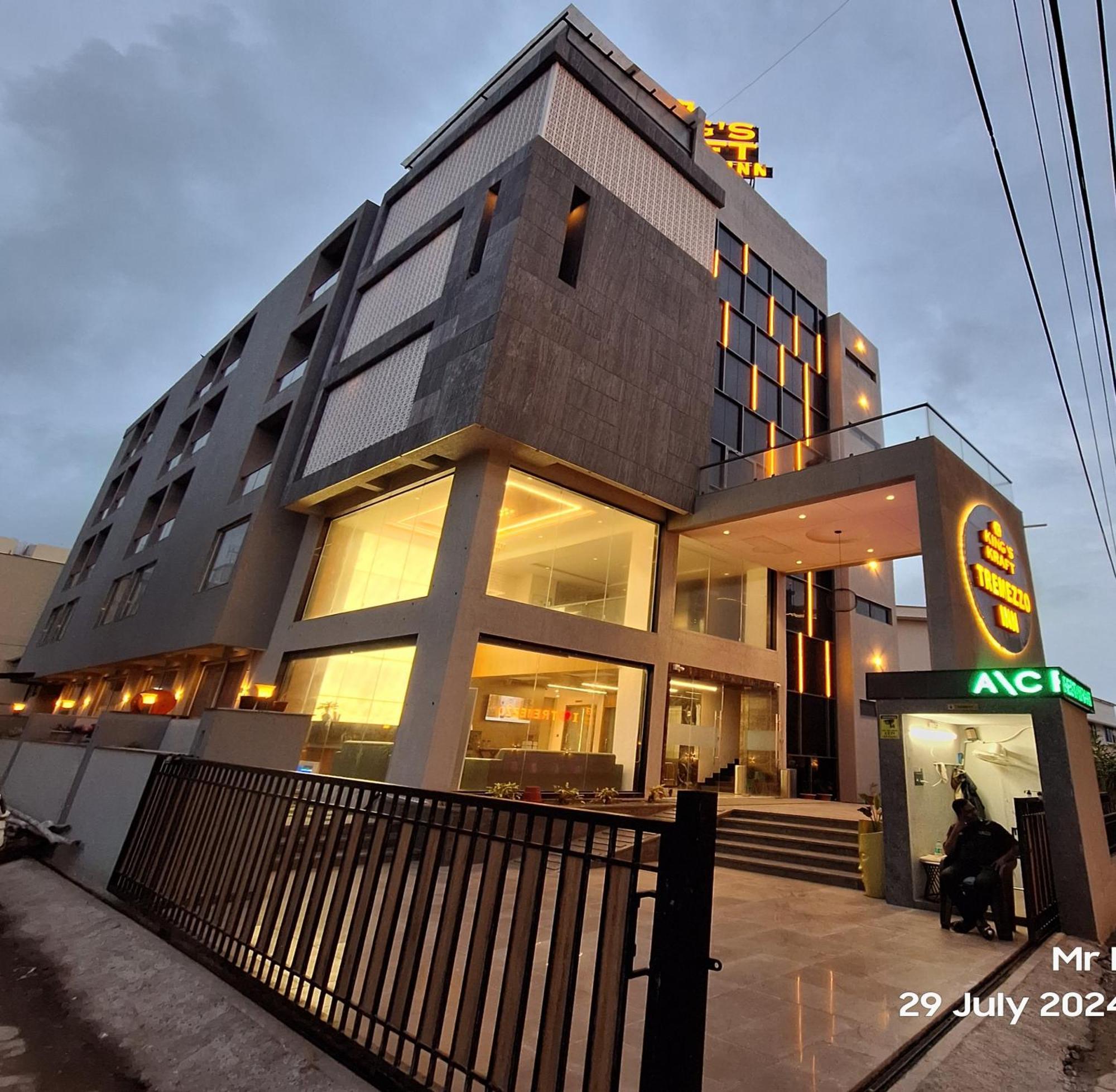 Kings Kraft Tremezzo Inn, Сомнатх Экстерьер фото
