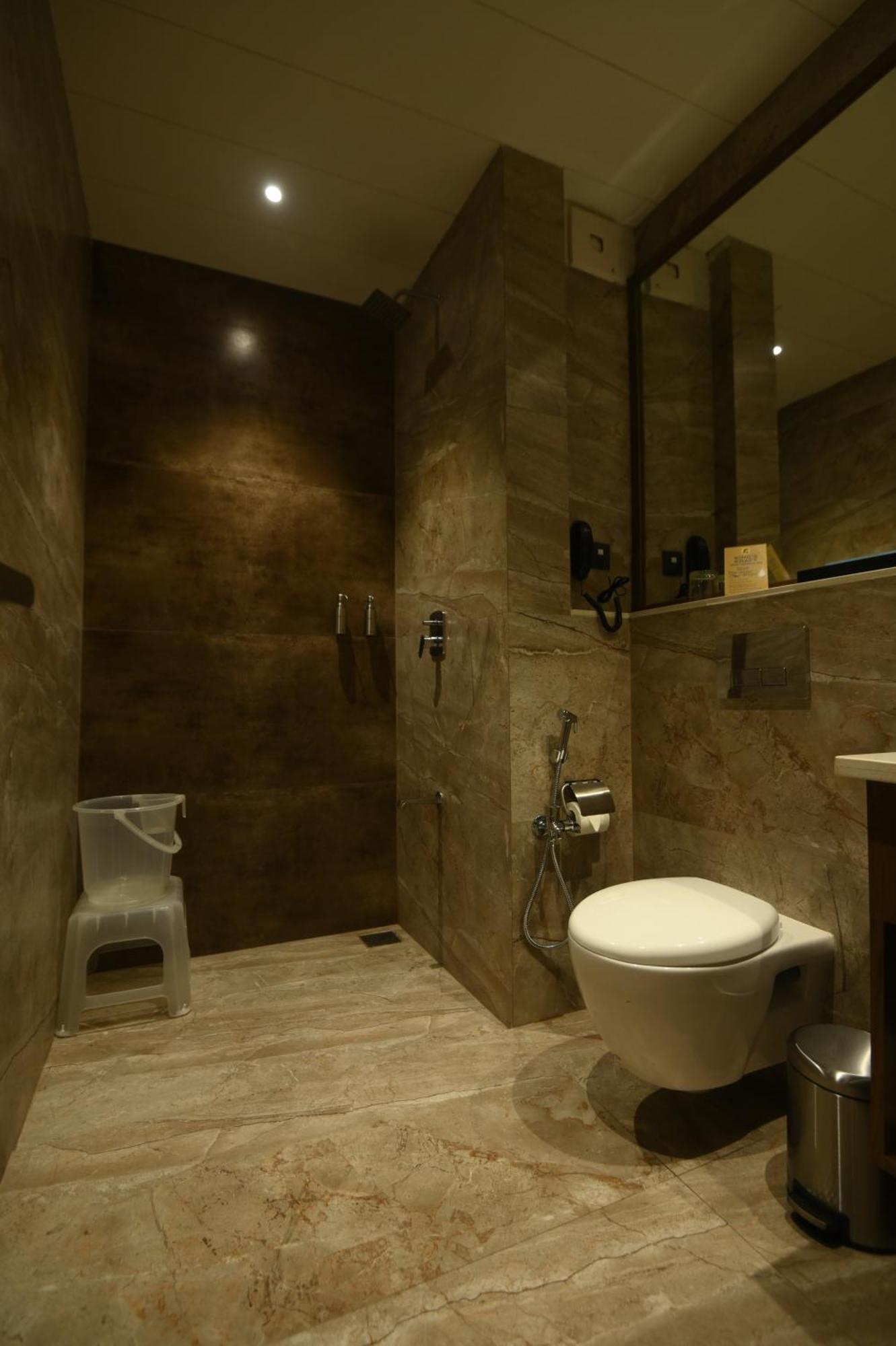 Kings Kraft Tremezzo Inn, Сомнатх Экстерьер фото