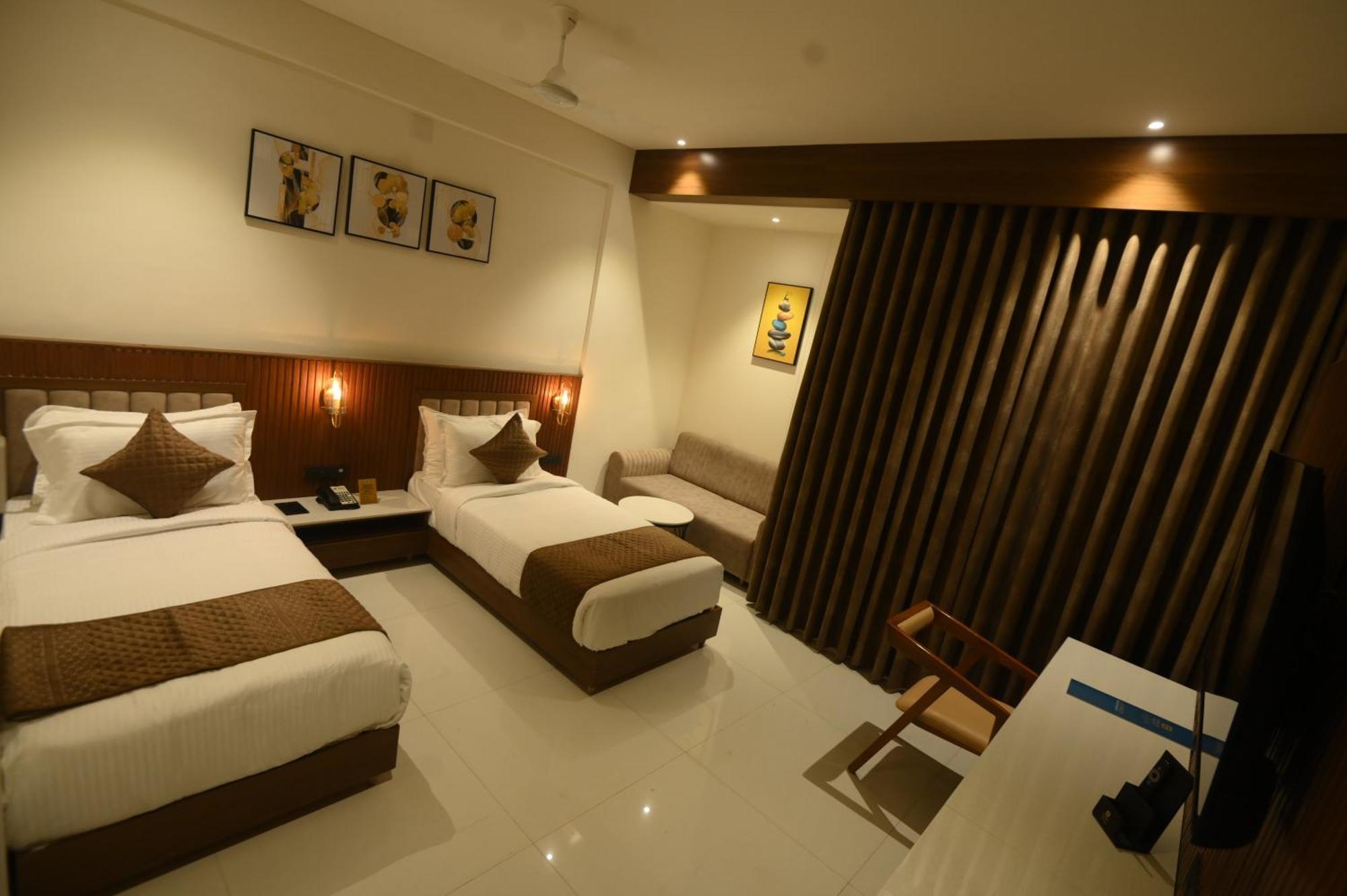 Kings Kraft Tremezzo Inn, Сомнатх Экстерьер фото