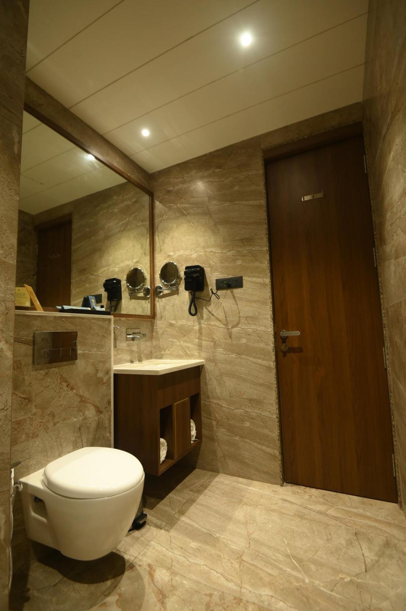 Kings Kraft Tremezzo Inn, Сомнатх Экстерьер фото