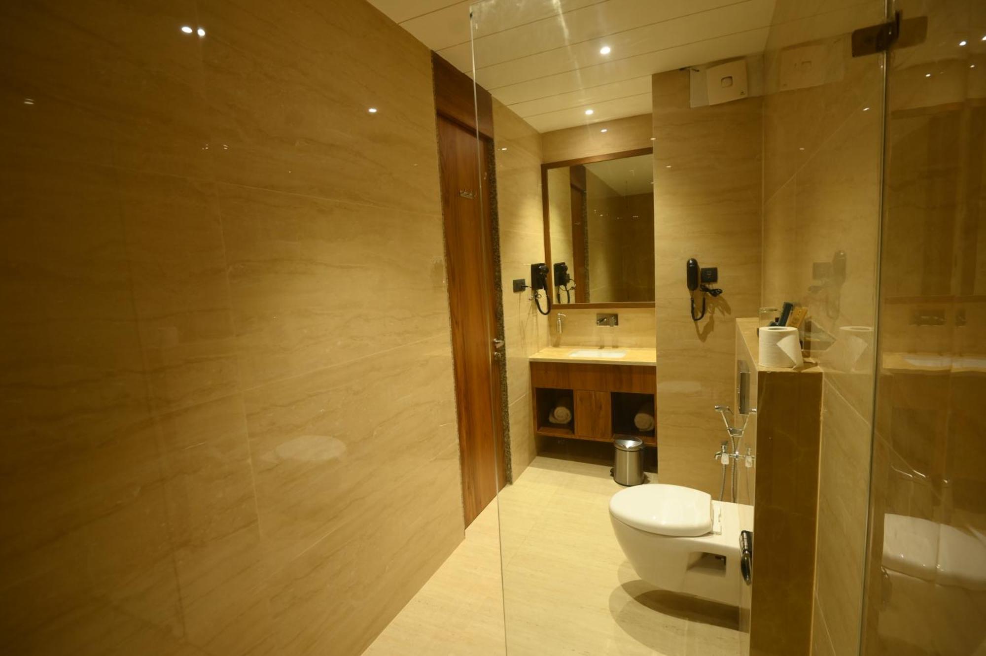 Kings Kraft Tremezzo Inn, Сомнатх Экстерьер фото