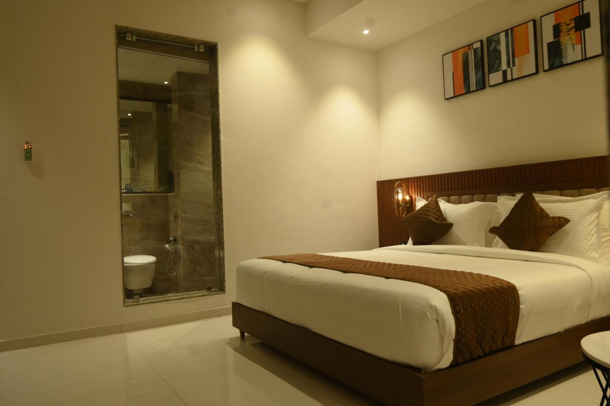 Kings Kraft Tremezzo Inn, Сомнатх Экстерьер фото