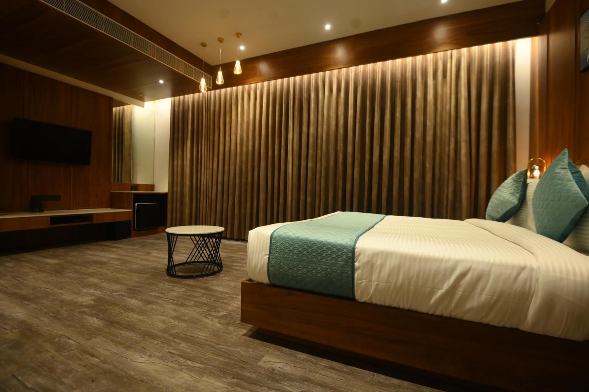 Kings Kraft Tremezzo Inn, Сомнатх Экстерьер фото