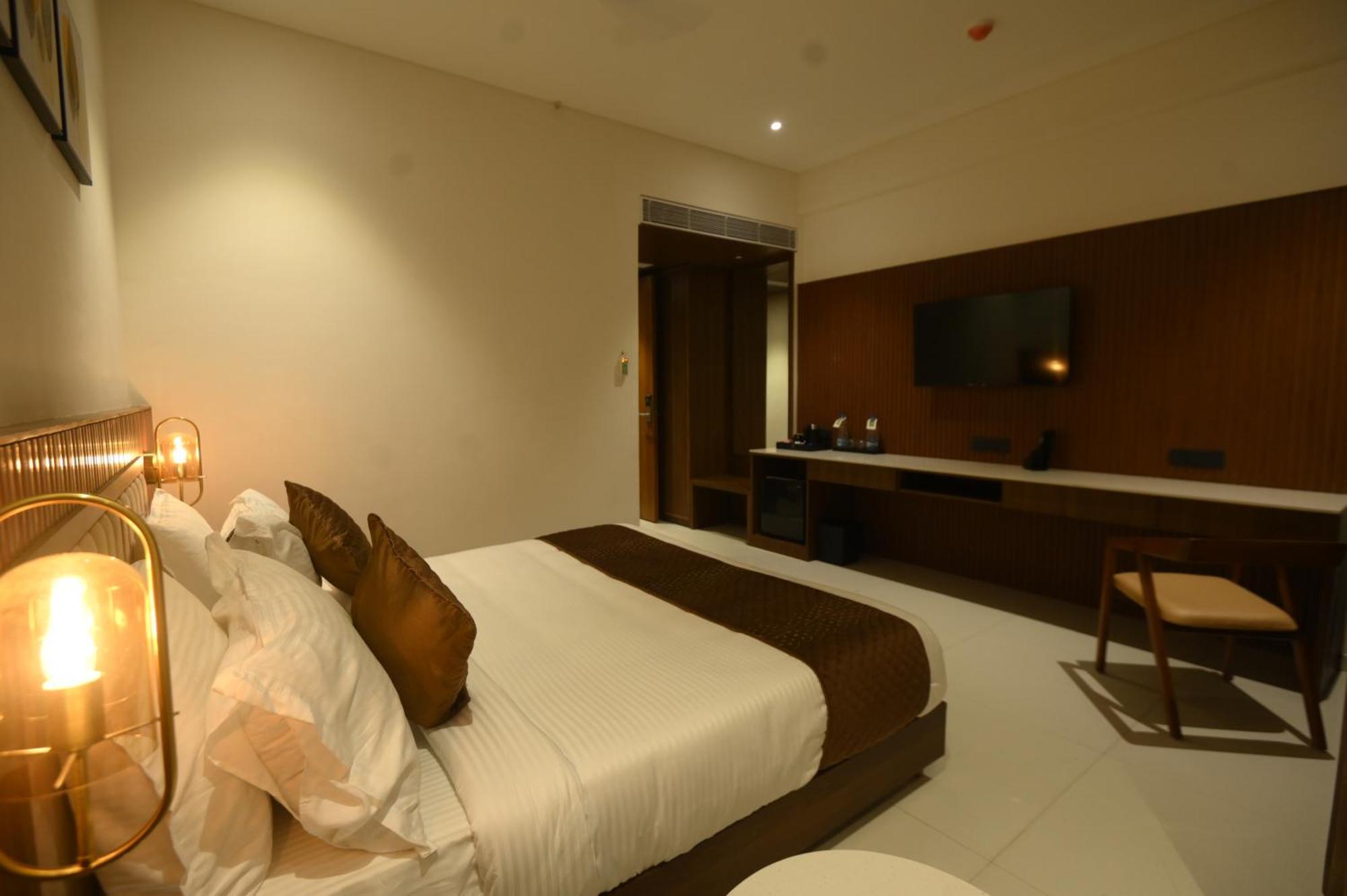 Kings Kraft Tremezzo Inn, Сомнатх Экстерьер фото