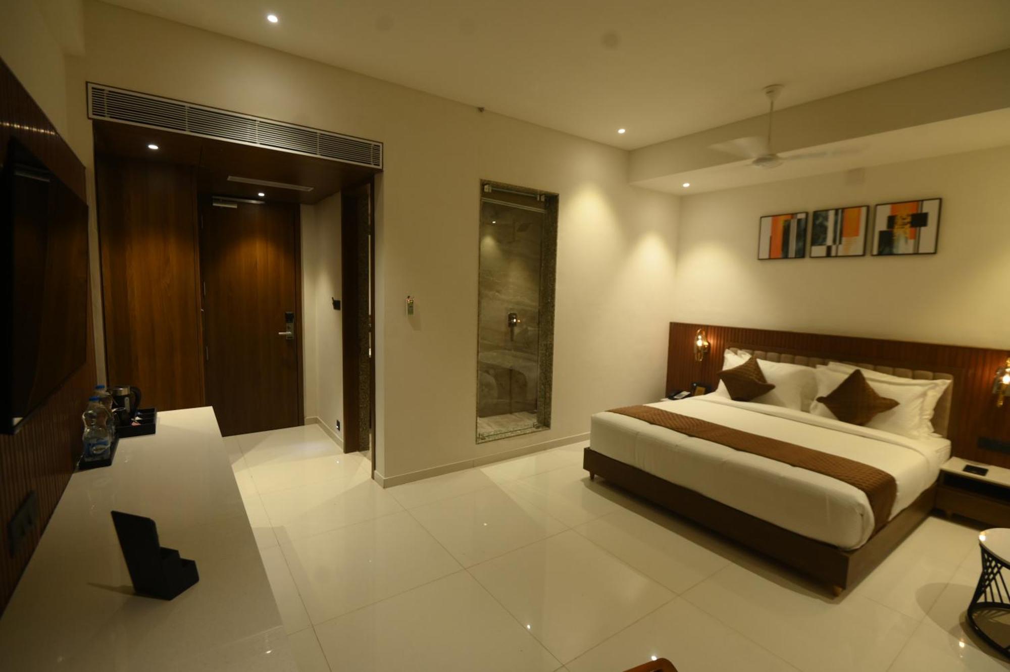 Kings Kraft Tremezzo Inn, Сомнатх Экстерьер фото