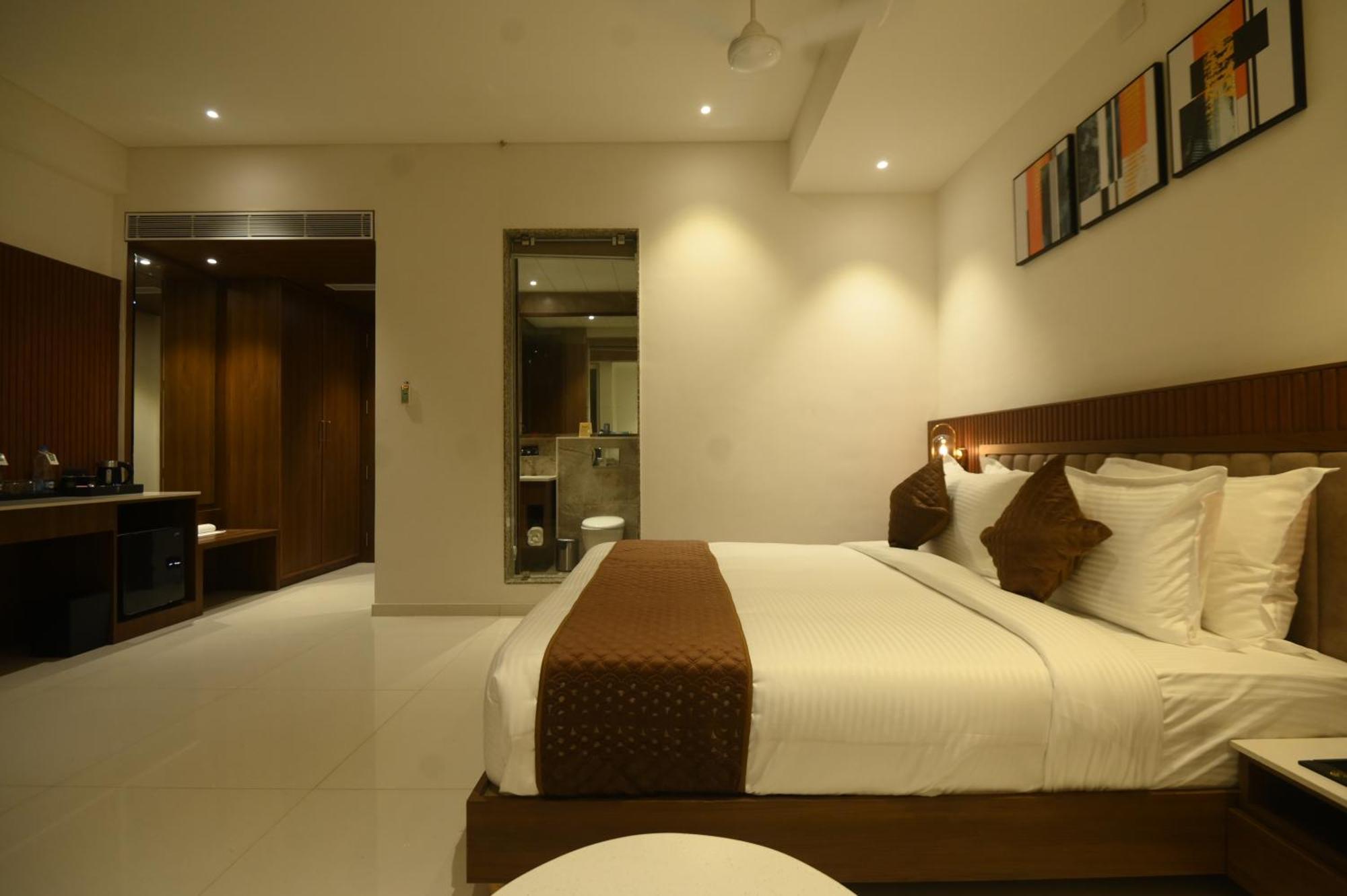 Kings Kraft Tremezzo Inn, Сомнатх Экстерьер фото