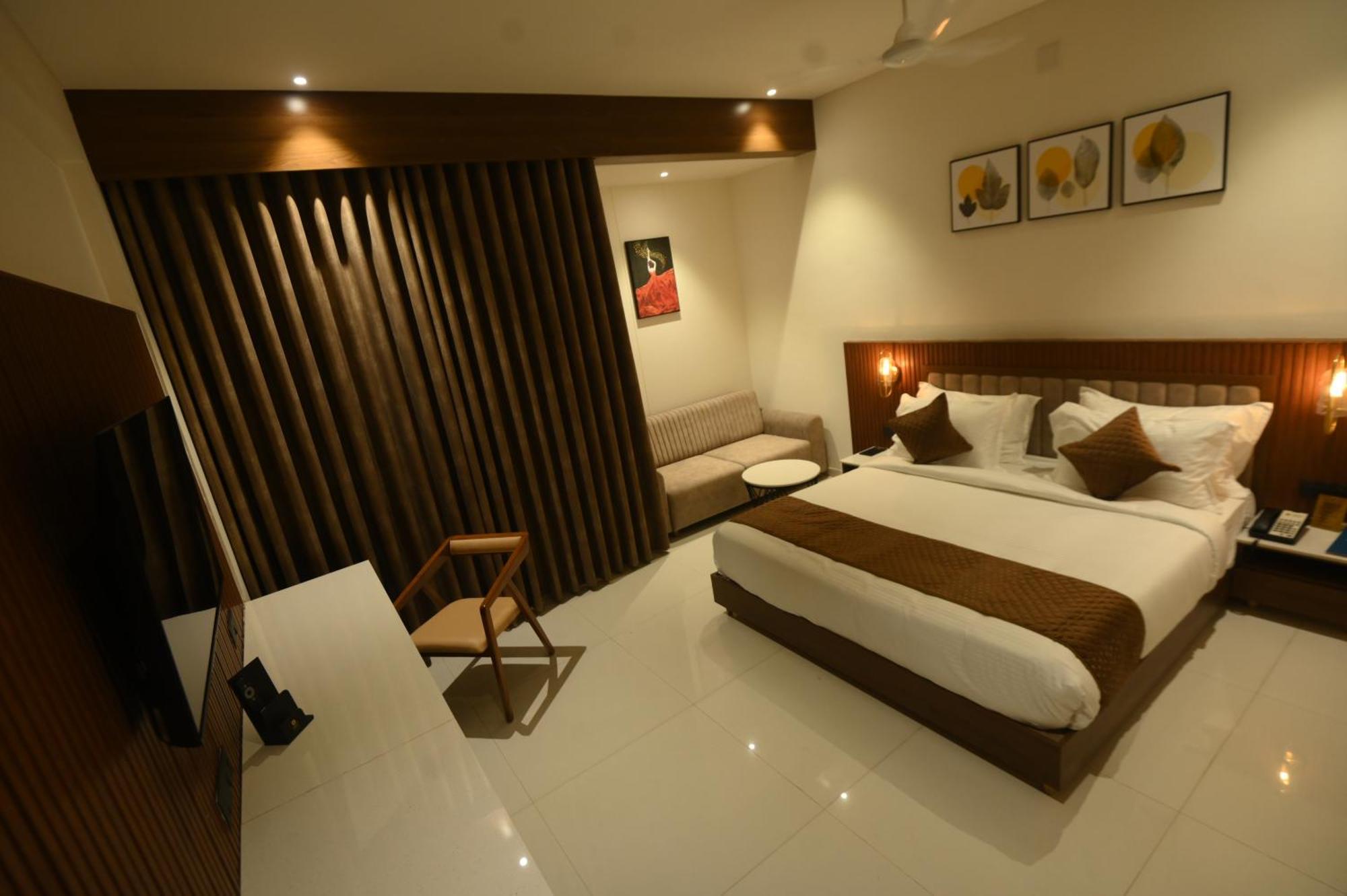 Kings Kraft Tremezzo Inn, Сомнатх Экстерьер фото